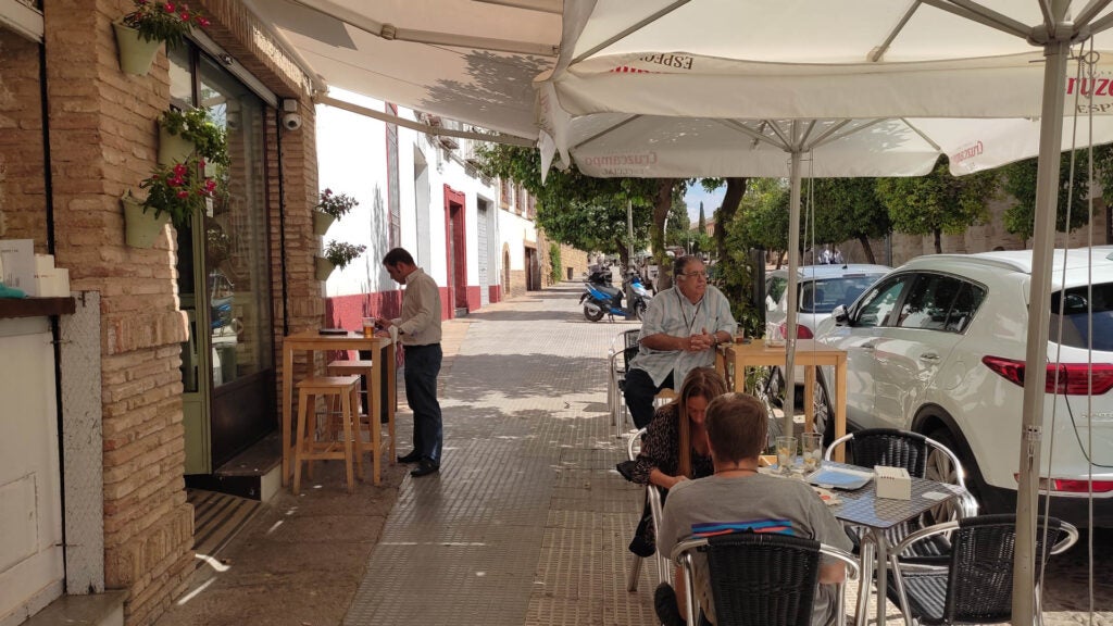 Taberna Caballerizas Reales 4, tapear entre naranjos en el casco histórico