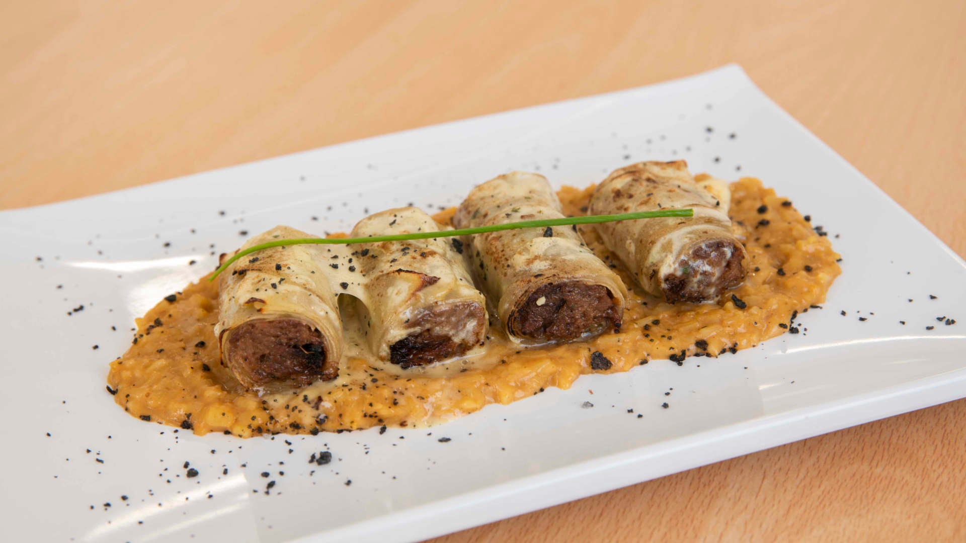 Los secretos del canelón de rabo de toro y patatas del restaurante Aura