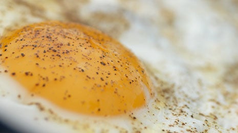 Huevos a la plancha con salsa de tomate - Gurmé