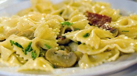 Lacitos de pasta con guisantes y champiñones - Gurmé