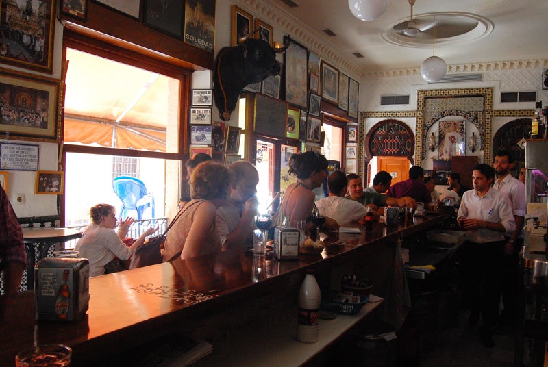 Un bar al salir de la Iglesia 712. Un bar al salir de la Iglesia