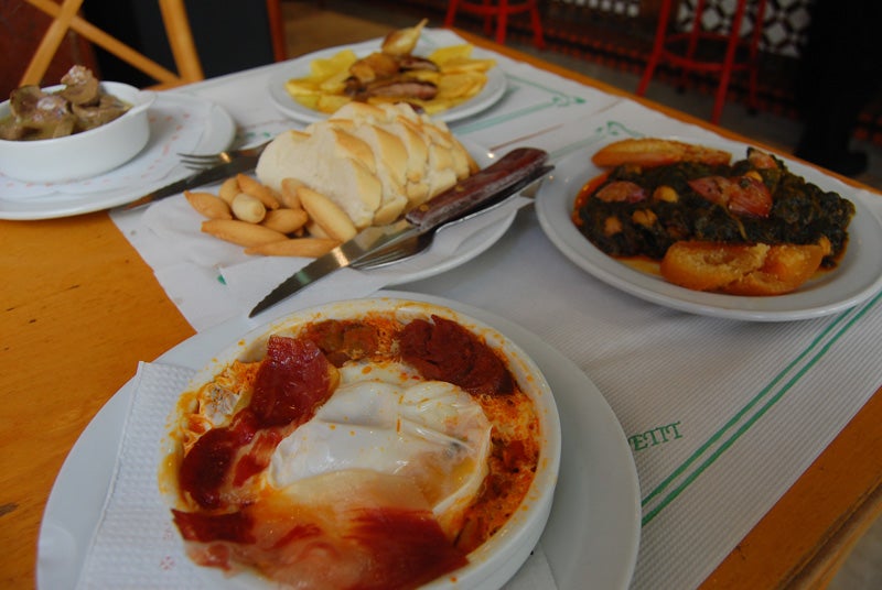 A un paso de la Plaza de Cuba, una buena tapita de jamón 777. A un paso de la Plaza de Cuba, una buena tapita de jamón