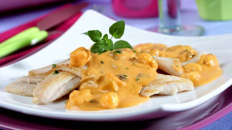 Filetes de lenguado con salsa de langostinos y champiñones - Gurmé