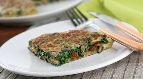 Tortilla de espinacas, bacon, pasas y piñones - Gurmé