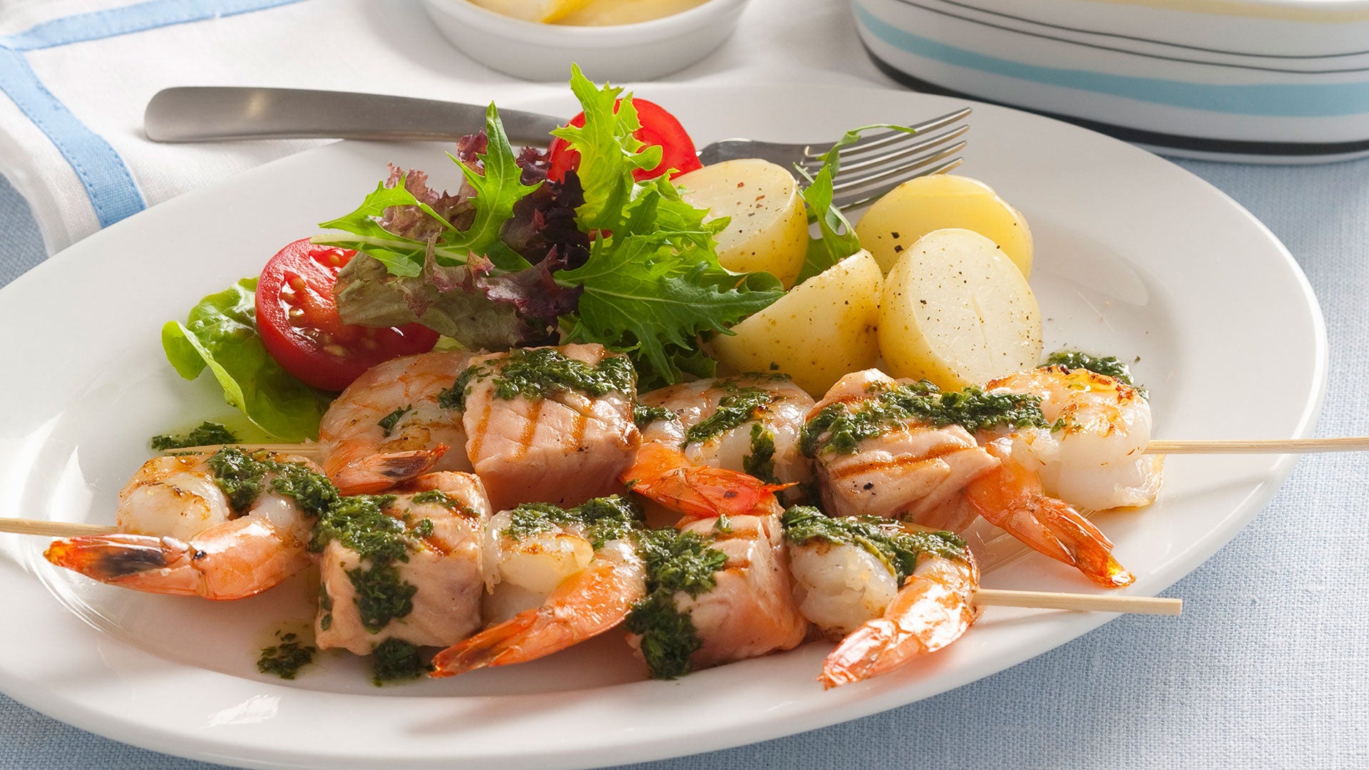 Brochetas de langostinos, salmón y bacon - Gurmé