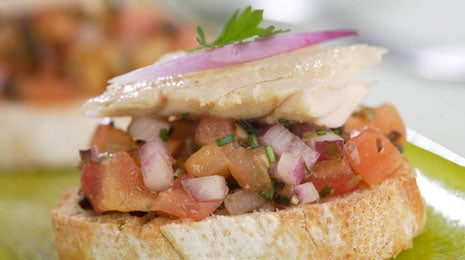 Tosta de tomate y atún - Gurmé