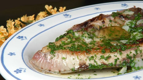 Ventresca de atún a la plancha con refrito de ajos y guindilla - Gurmé