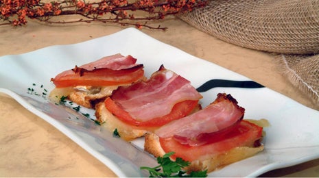 Canapés de camembert con tomate y queso - Gurmé