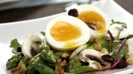 Ensalada templada de espárragos y huevos mollet - Gurmé