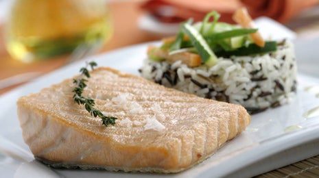 Salmón con arroz salvaje y verduras - Gurmé