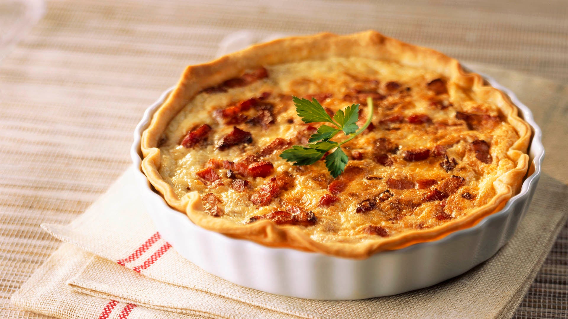 ¿Cómo preparar una deliciosa quiche de bacon y queso?