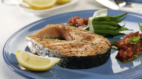 Salmón a la plancha con judías y tomate confitado - Gurmé