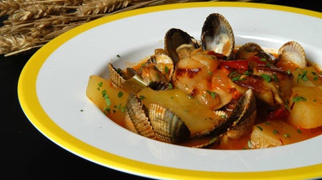 Guiso de patatas, vieiras y berberechos - Gurmé