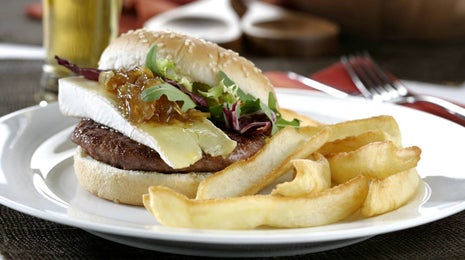Hamburguesa con queso Brie y confitura de cebolla - Gurmé