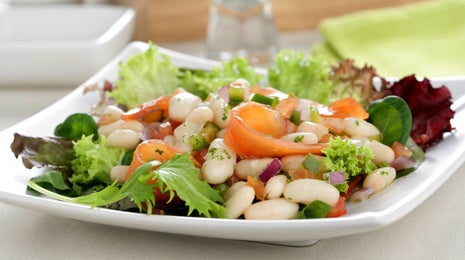 Ensalada de alubias blancas, vinagreta y salmón ahumado - Gurmé