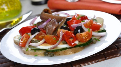Ensalada templada de patata con tomate, huevo y anchoa - Gurmé