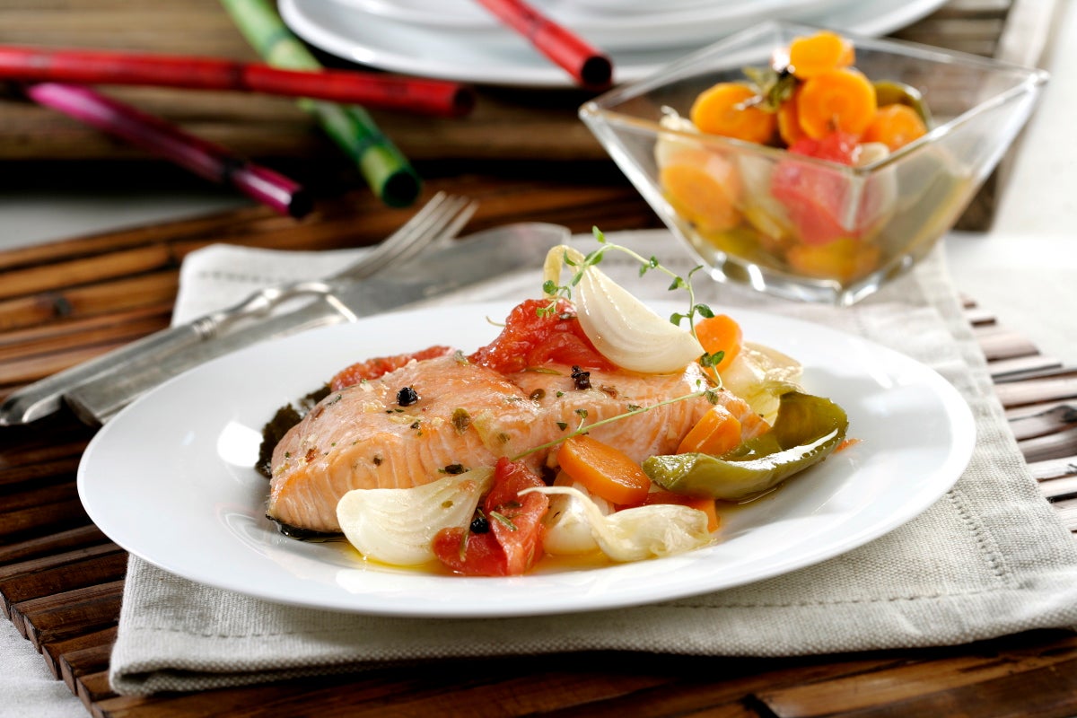 Salmón con escabeche de verduras - Gurmé