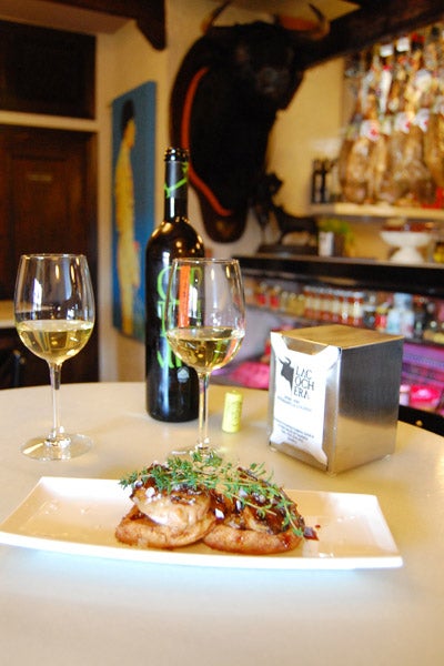 Tapas bien presentadas y un buen vino 1300. Tapas bien presentadas y un buen vino