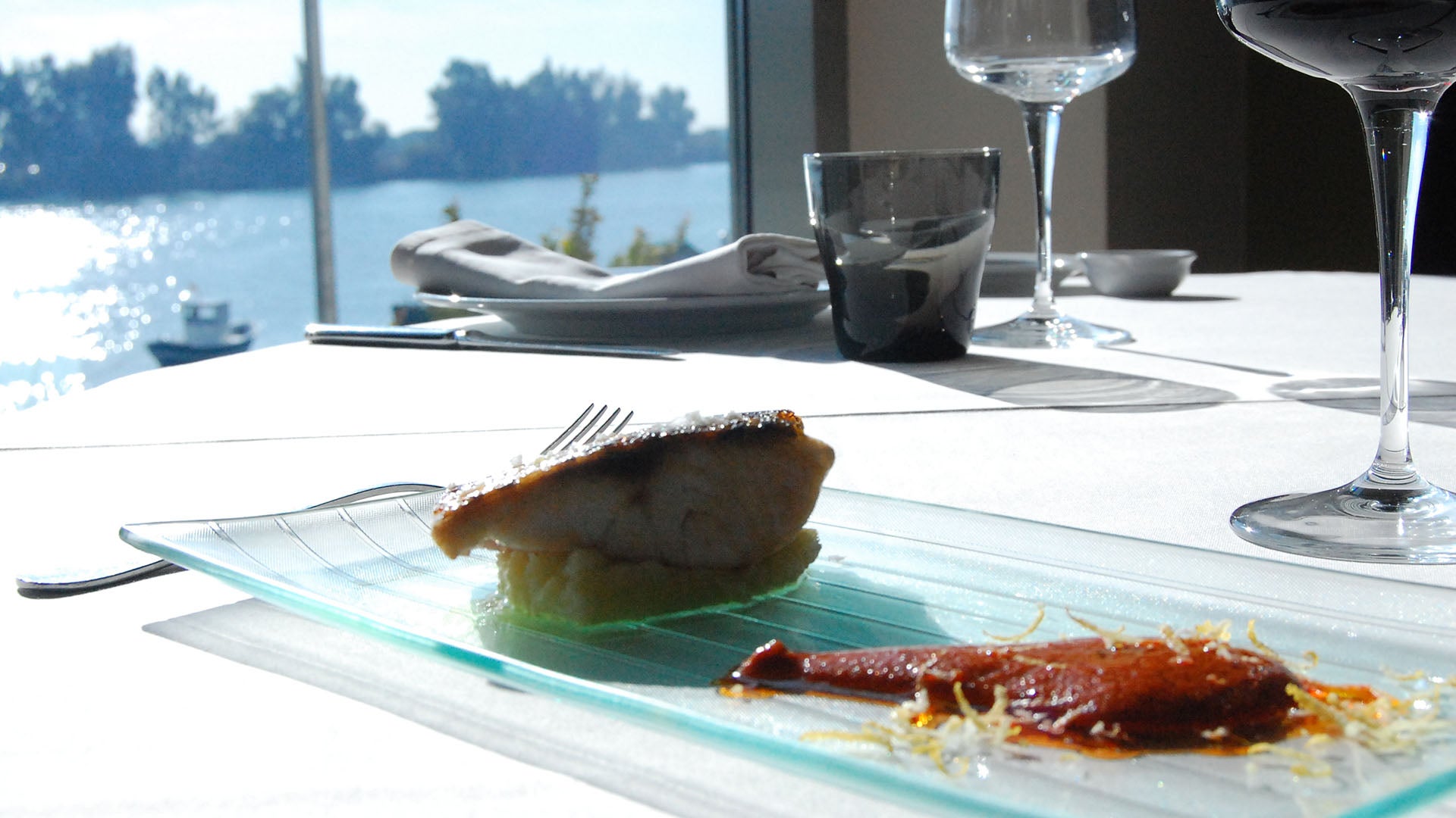 Péguese a la ventana