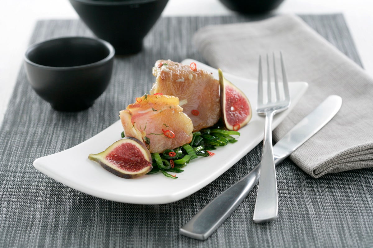 Oreja de cerdo con puerro confitado, higos y guindilla - Gurmé