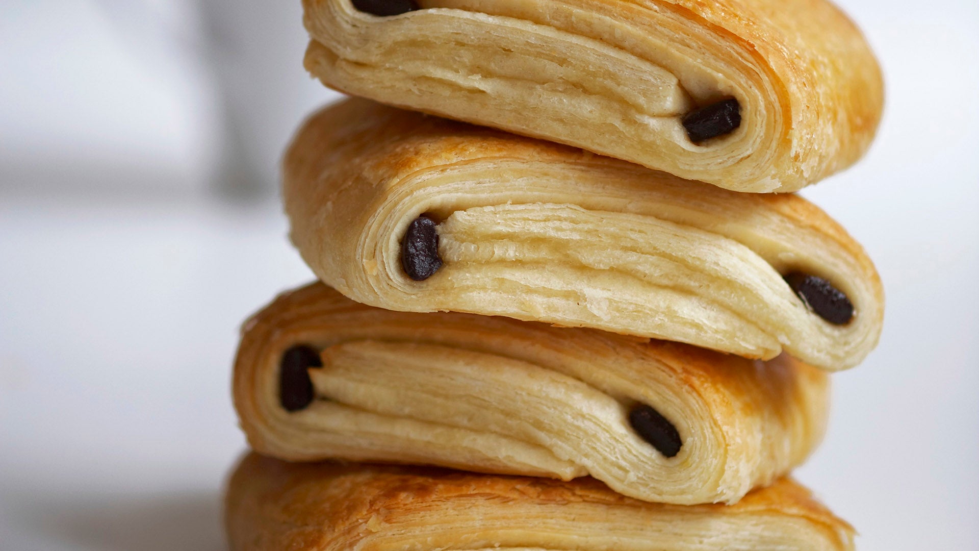 Desayuno con hojaldres rellenos de mermelada y chocolate - Gurmé