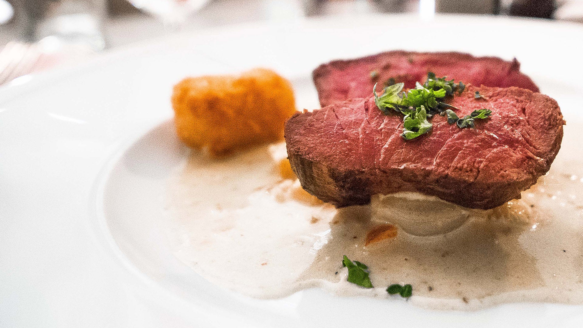 Lomo de ciervo con salteado de setas y puré de manzana - Gurmé