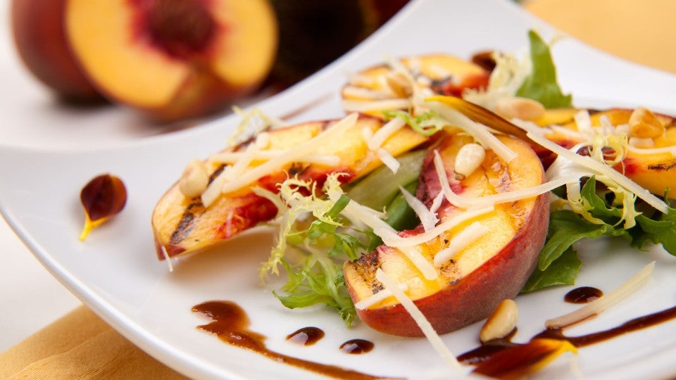 Ensalada de rúcula, piñones, nectarinas y vinagreta de miel