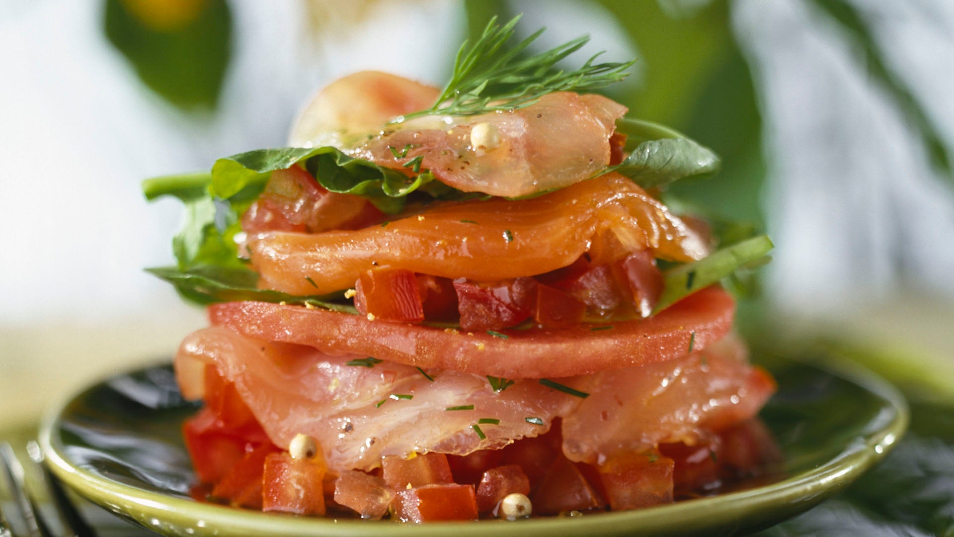 Milhoja de tomate y bacalao ahumado con vinagreta de aceitunas