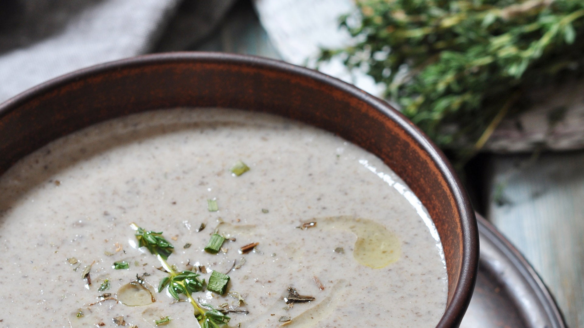 Aprende 10 recetas de sopas calientes para combatir el frío