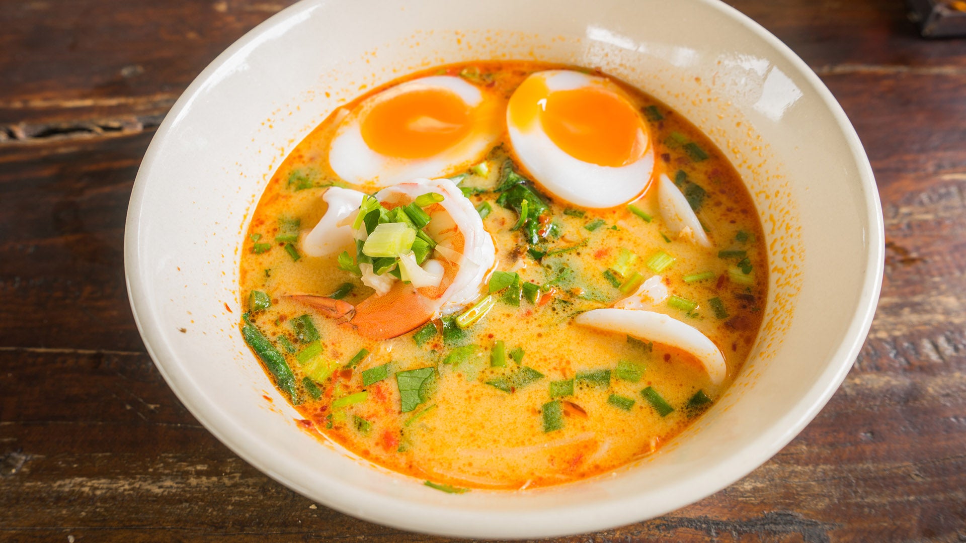Aprende 10 recetas de sopas calientes para combatir el frío
