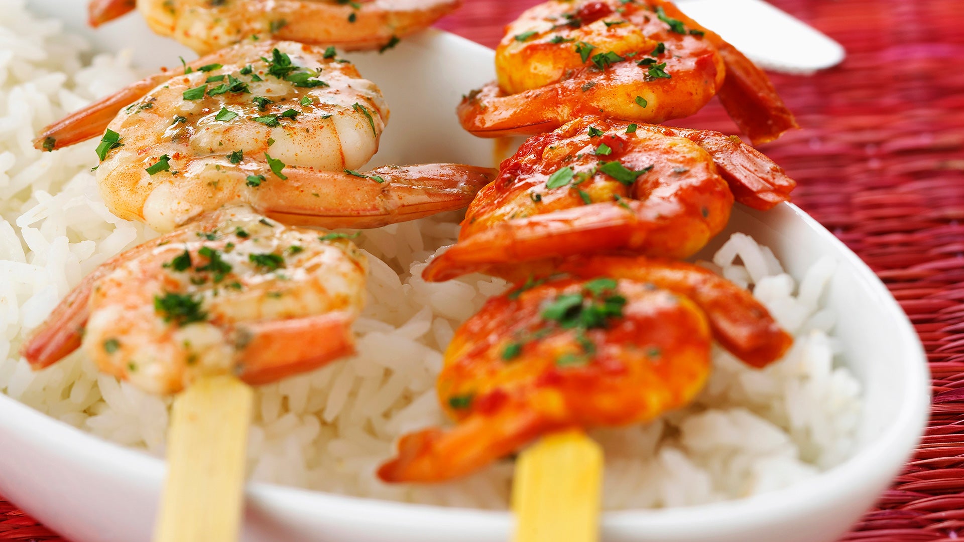 Brocheta de pescado y langostinos con salsa de tomate - Gurmé