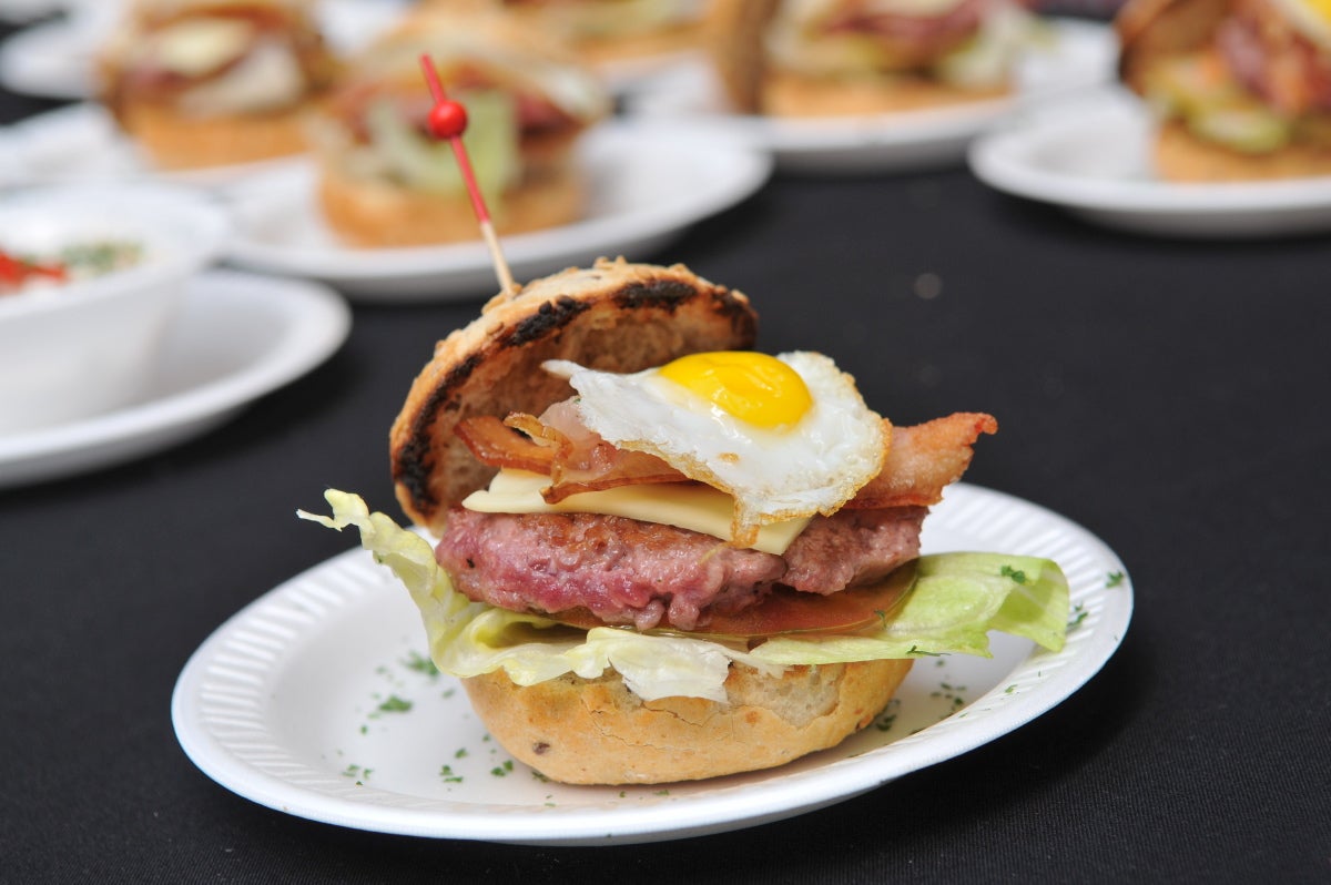 Mini hamburguesa con huevo y beicon - Gurmé