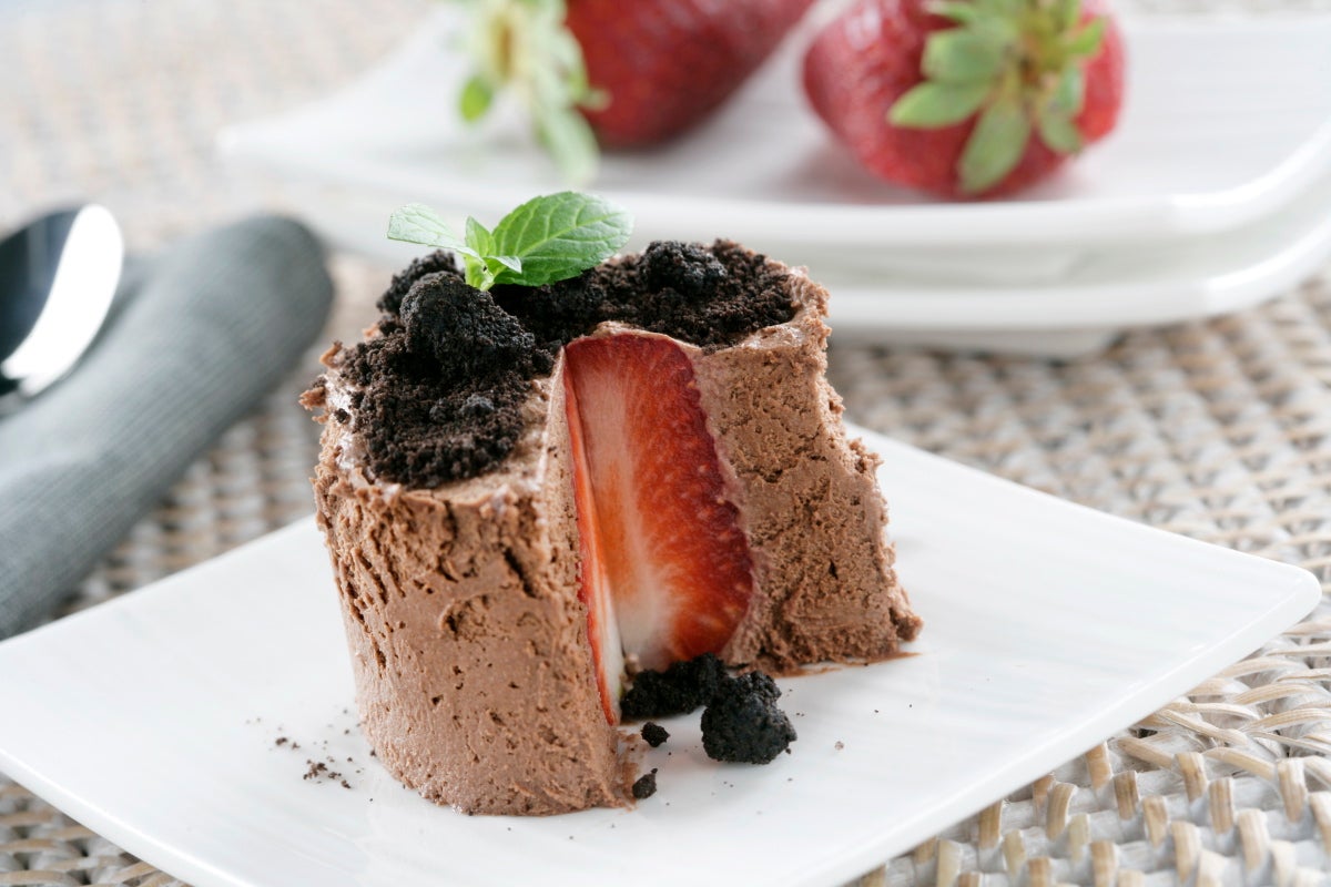 Mousse de chocolate relleno de fresa