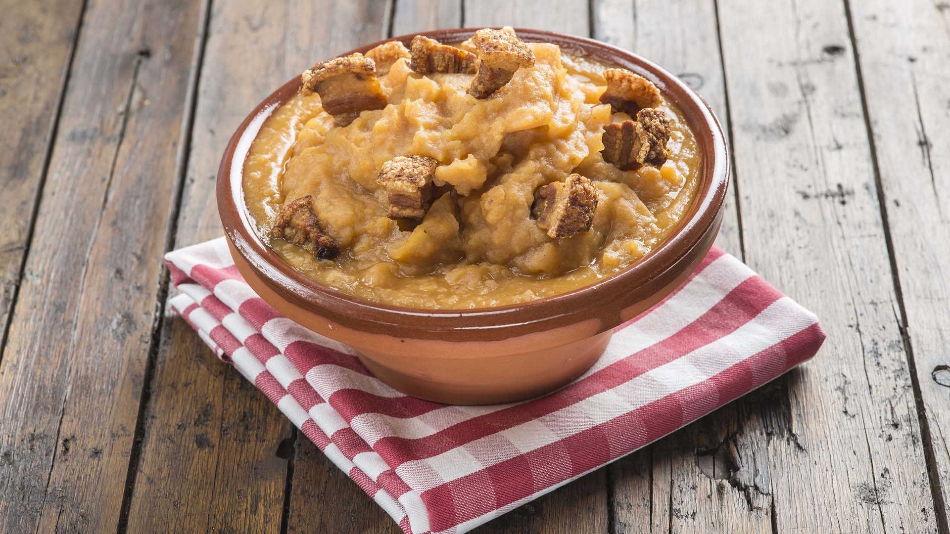 Patatas revolconas con torreznos - Gurmé