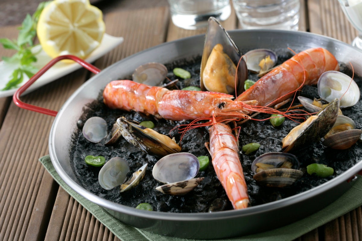 Paella de arroz negro - Gurmé