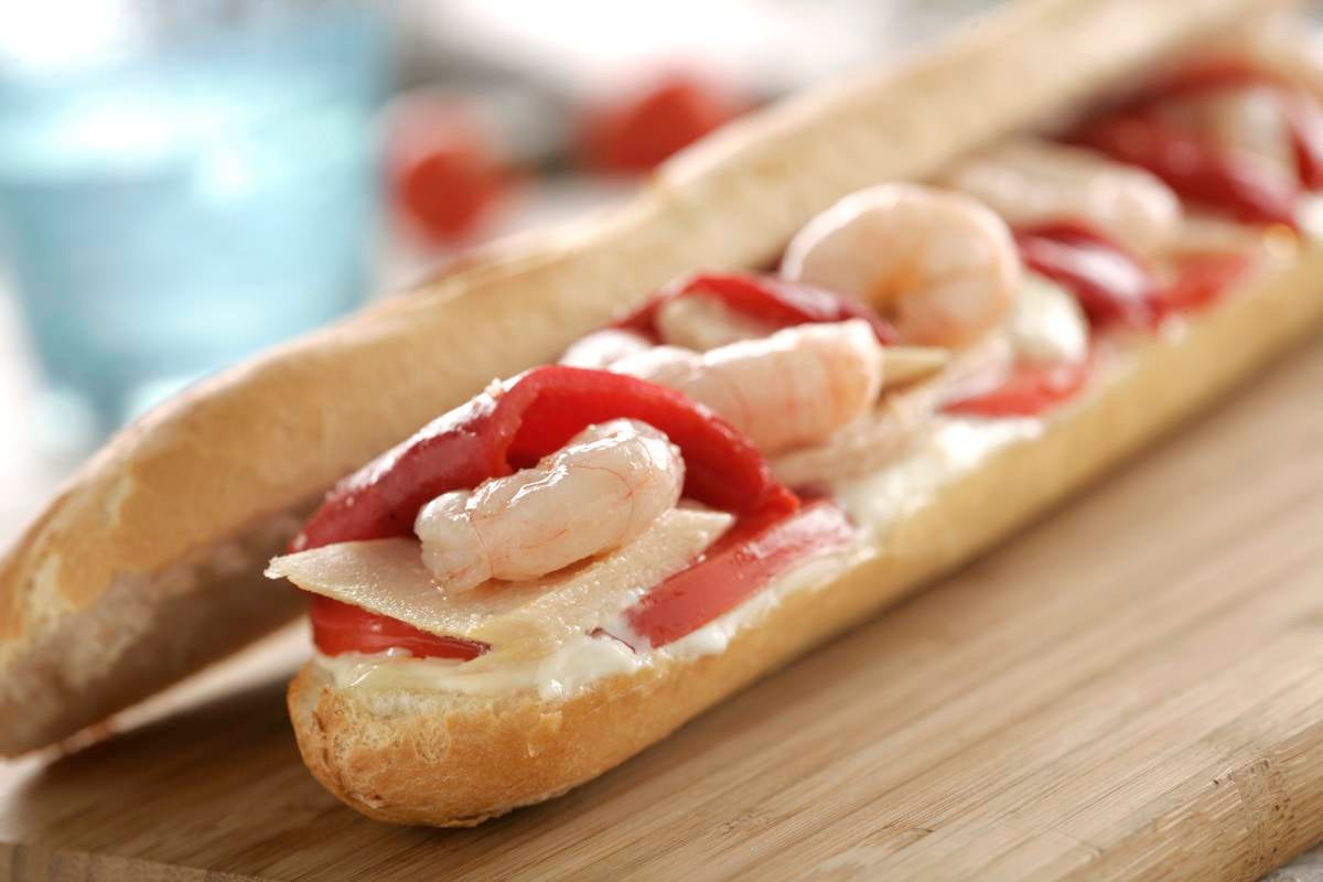 Bocadillo de atún con gambas y tomate - Gurmé