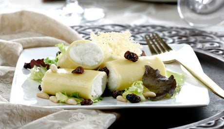 Pasta rellena de brandada de bacalao con pasas - Gurmé