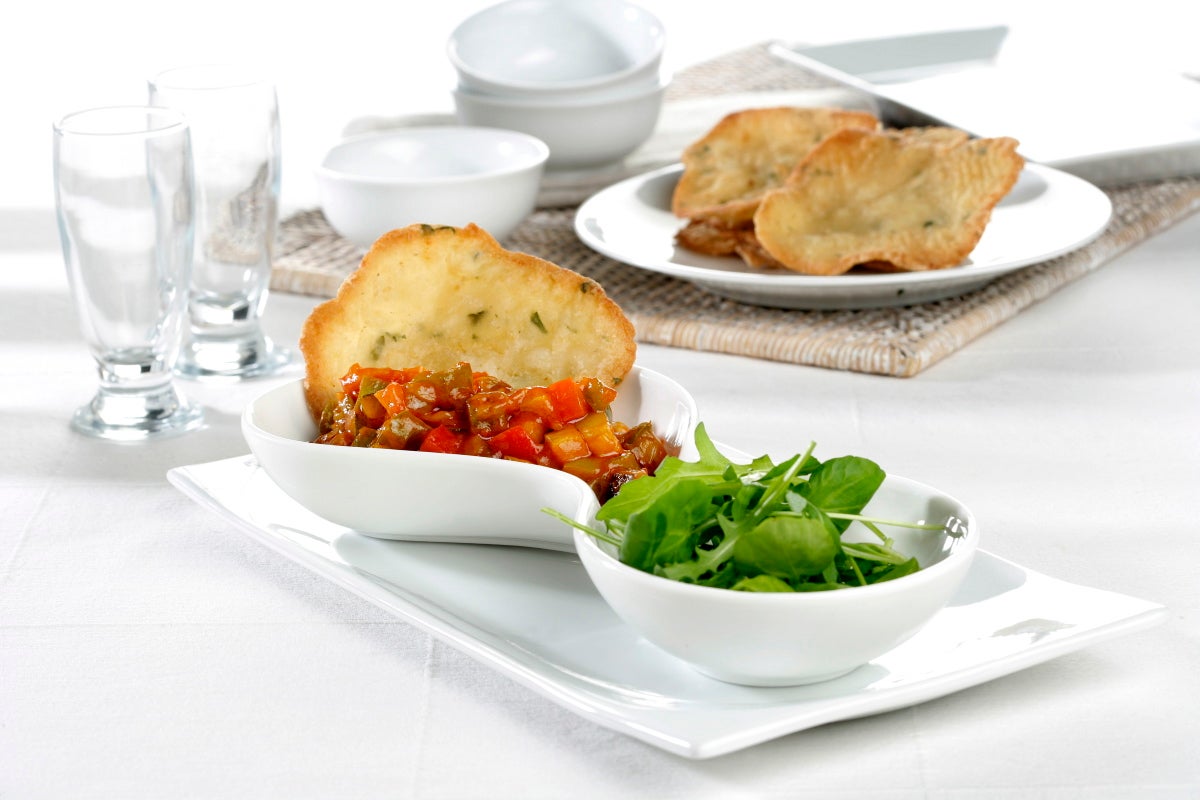 Tortilla de bacalao con pisto y ensalada de berros - Gurmé