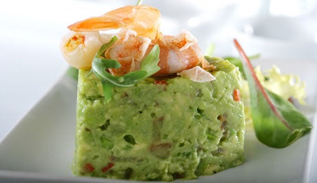 Tartar de aguacate y langostinos con escamas de sal - Gurmé