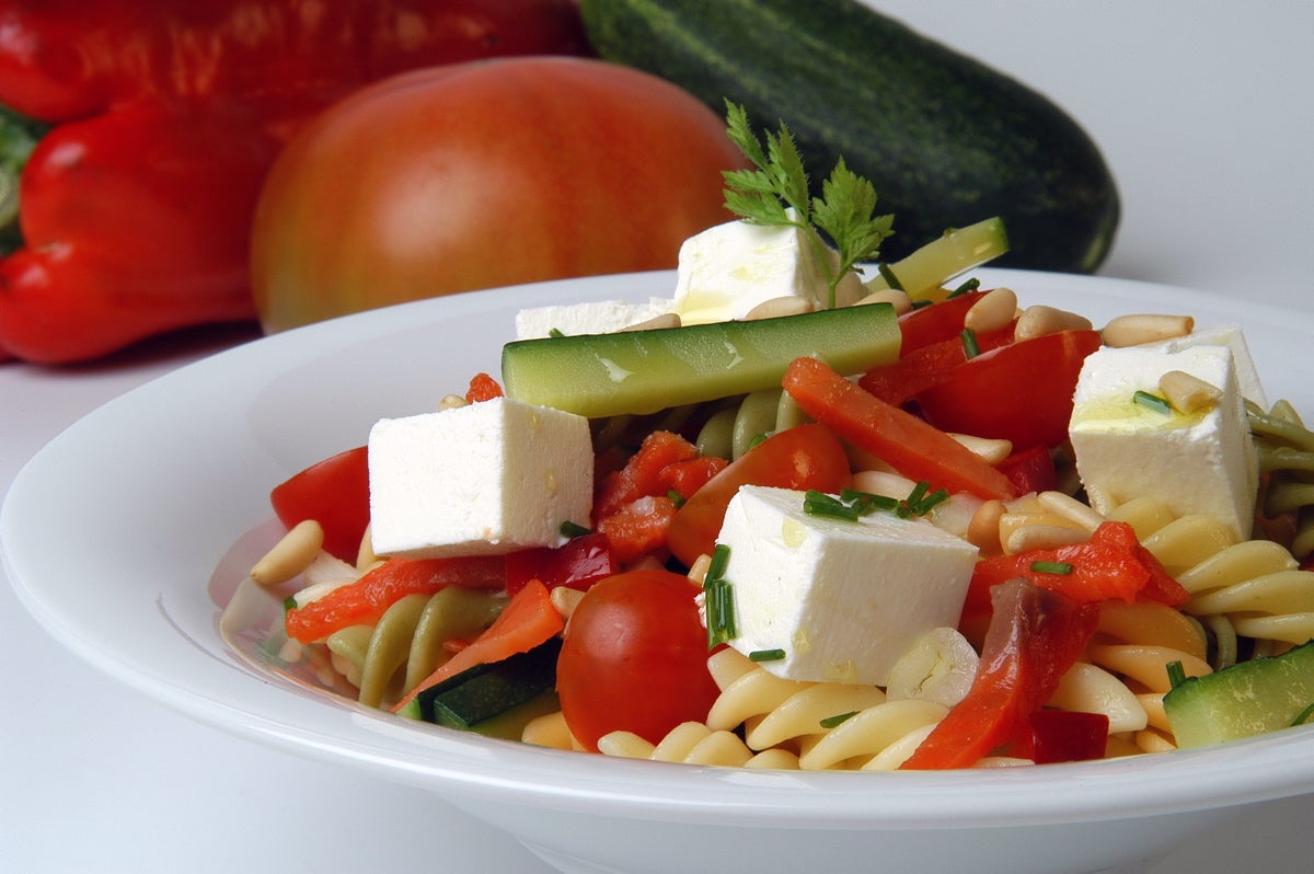 Ensalada de pasta con salmón ahumado y queso