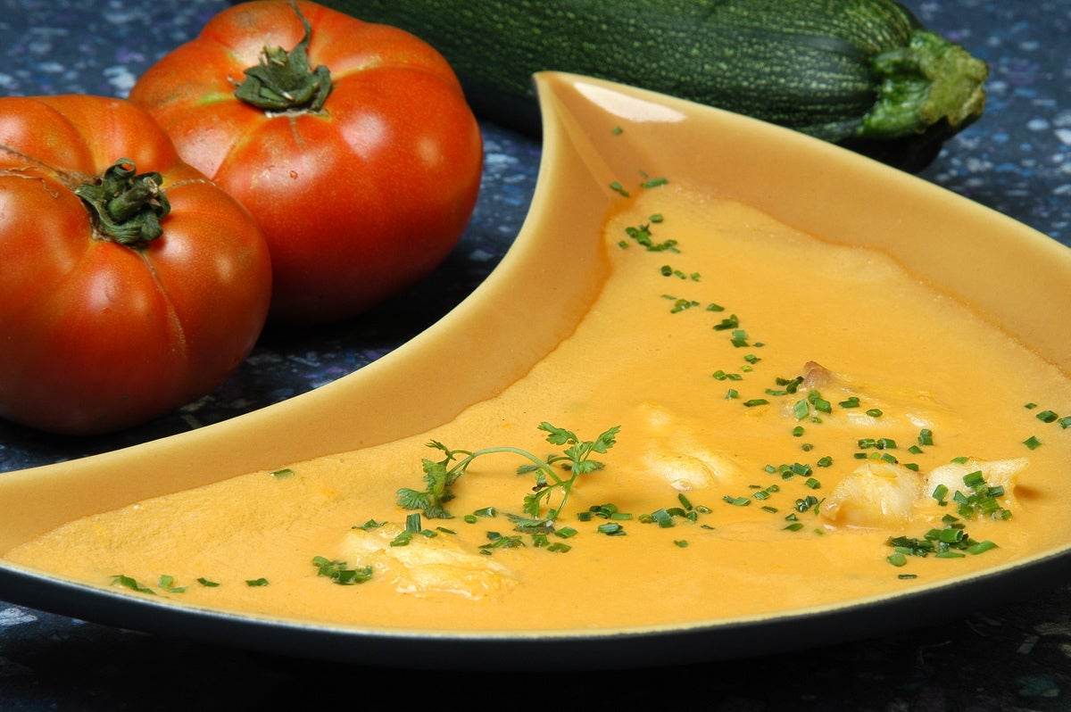 Aprende 10 recetas de sopas calientes para combatir el frío