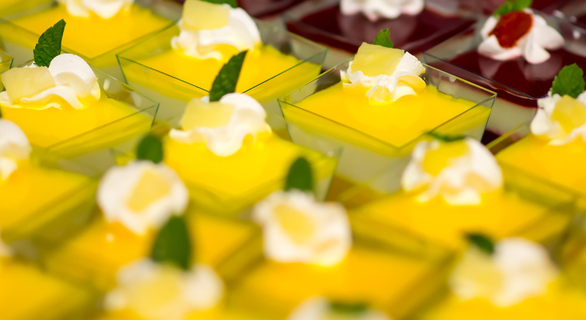 Copa de piña con gelatina de limón - Gurmé