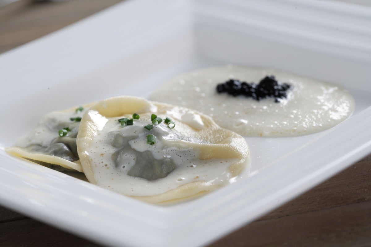 Raviolis rellenos de gambas, setas y trufa con salsa de queso - Gurmé