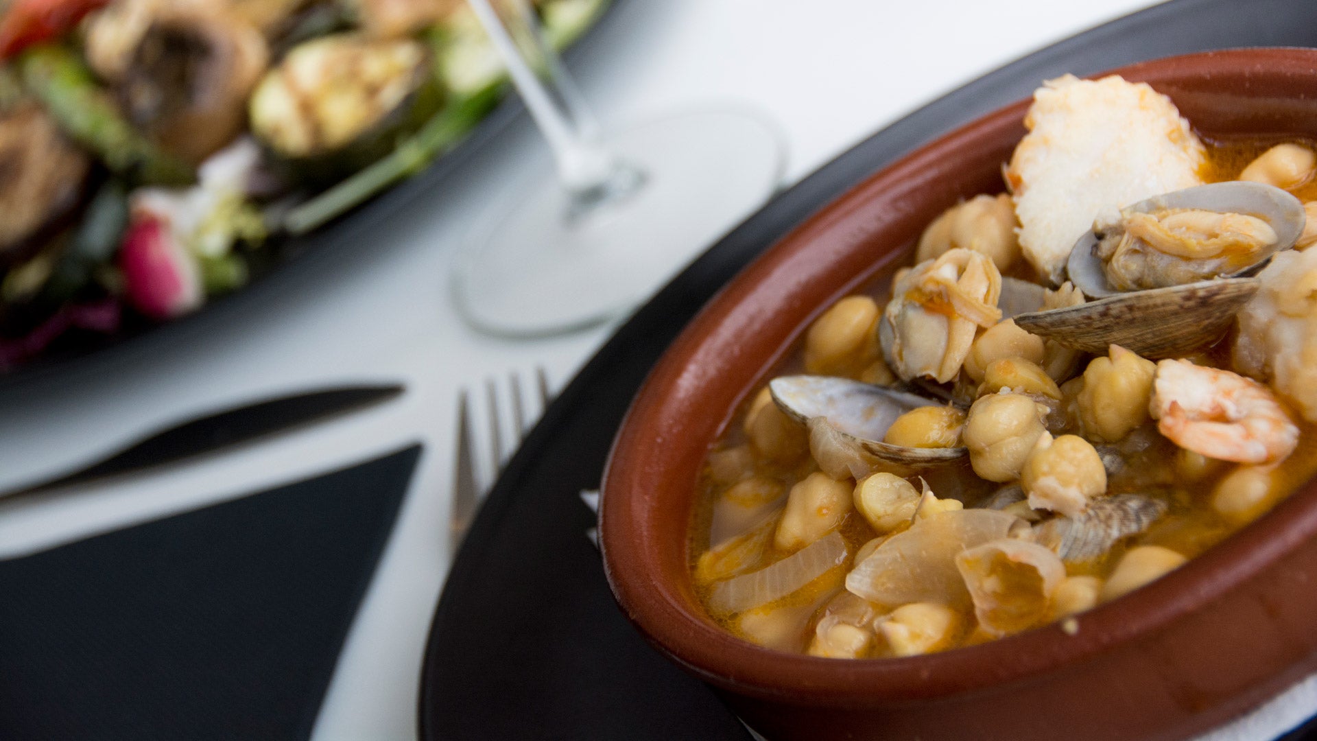 ¿Dónde tomar una cerveza en Sevilla el Domingo de Ramos, cerquita de una entrada o una salida?