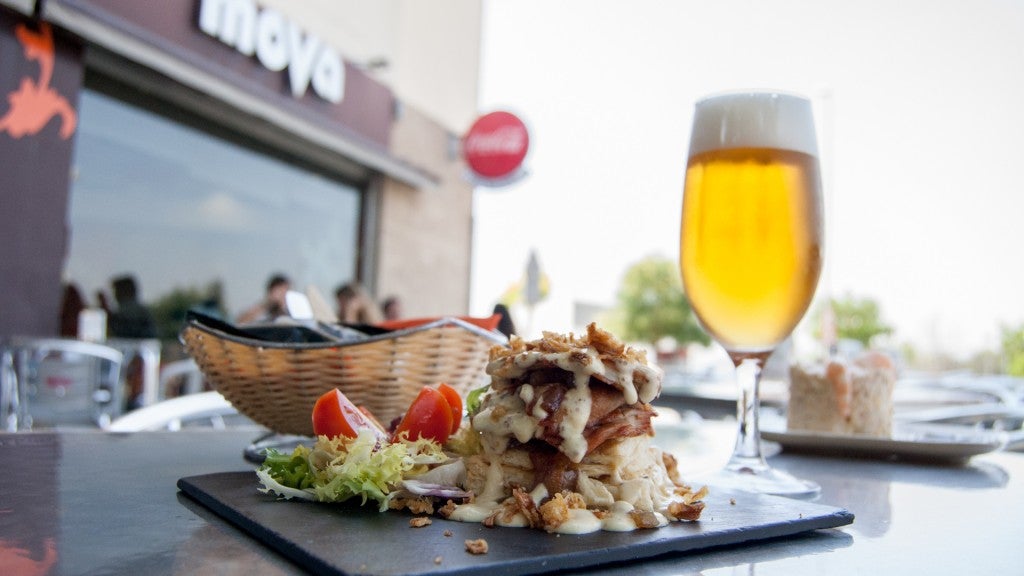 Milhoja de solomillo con cebolla caramelizada y salsa de miel y mostaza en Café Bar Mova. 