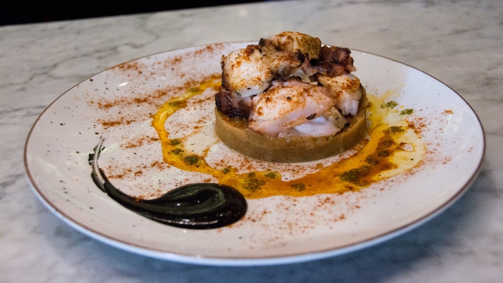 La Antojería Pata de pulpo a la brasa con puré de patata. 