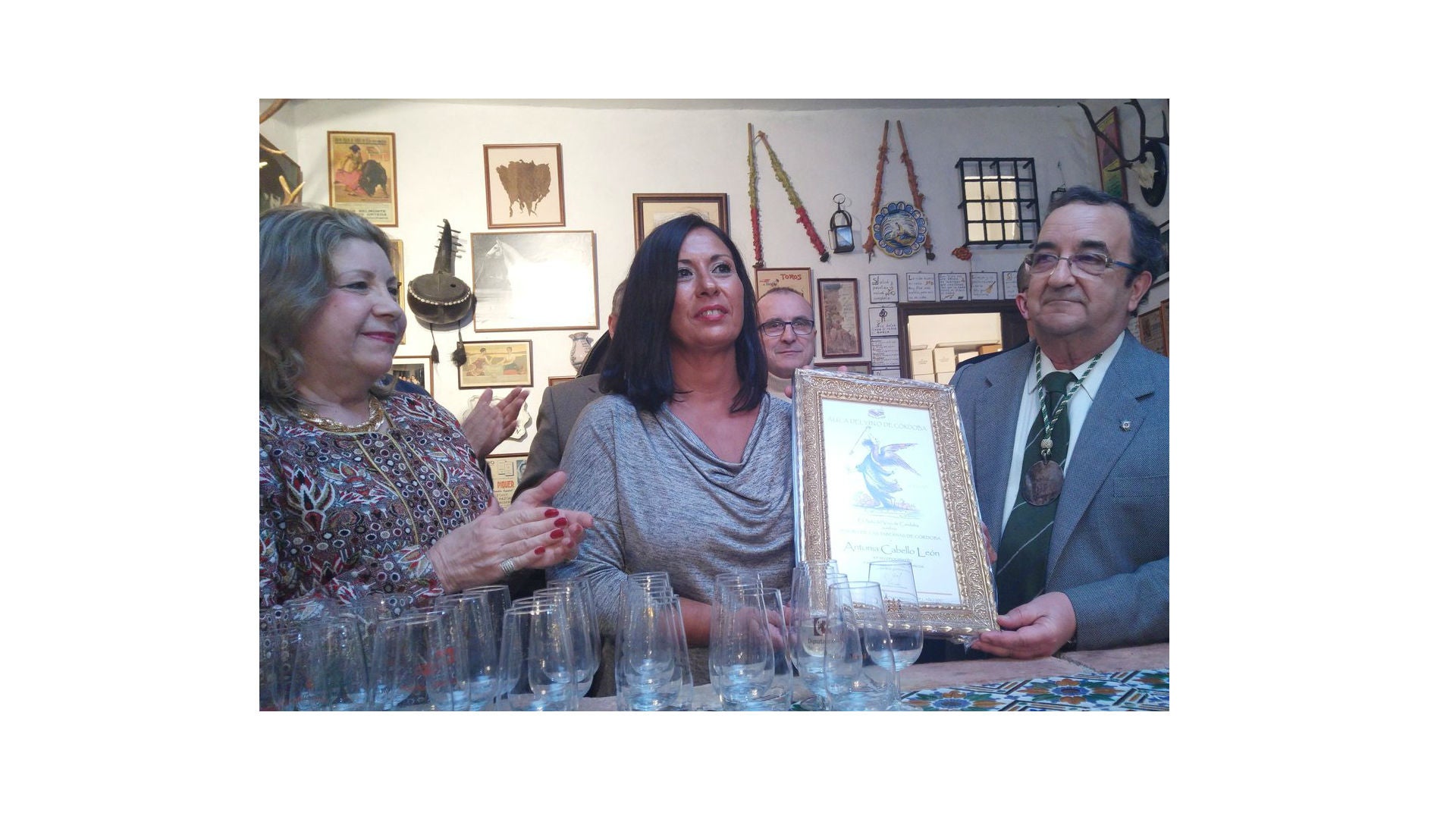 Antonia Cabello, distinguida como Señora de las Tabernas 2017