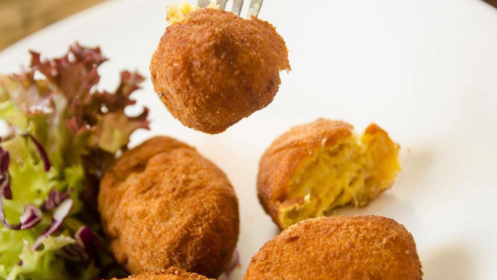 Croquetas de ají de Gallina en Maravilla Social Club. 