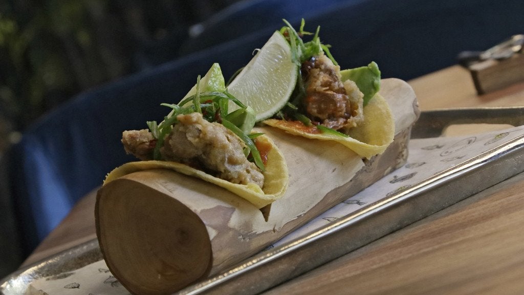 Restaurante Seis. SEVILLA. 01.12.17. Reportaje en el restaurante Seis del Hotel Inglaterra, en la Plaza Nueva. Tacos de cangrejo de cáscara blanda. FOTO: JUAN FLORES. ARCHSEV.