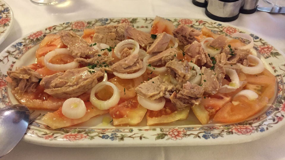 ensalada-tomate-bonito-casa-cordero. Ensalada de tomate y bonito Casa del Cordero